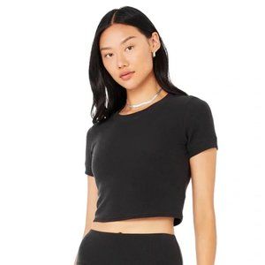 ALO Yoga Micro Waffle Sierra Short Sleeve Crop T-Shirt in Black (M)